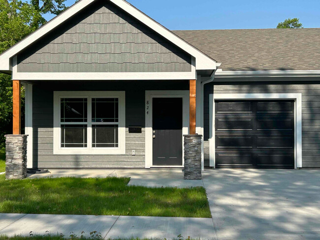 Building Photo - 820 S Poplar St