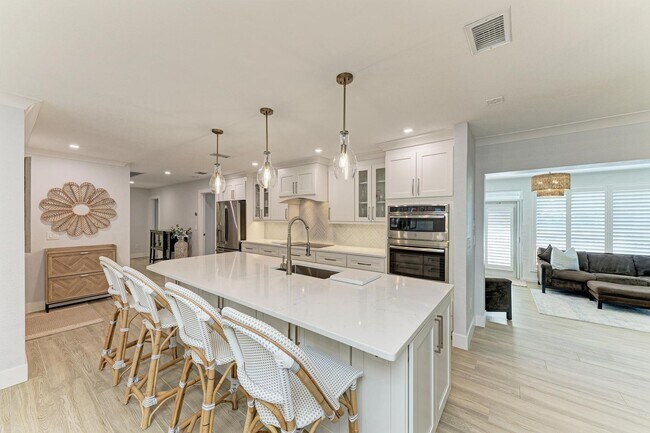 Building Photo - Furnished/Unfurnished ** Annual Rental ** Available 5/1/26 ** 4 Bed/2 Bath Single Family Home ** ...