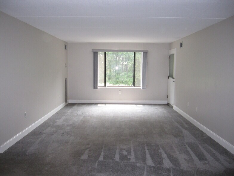 Building Photo - 1550 Worcester Rd