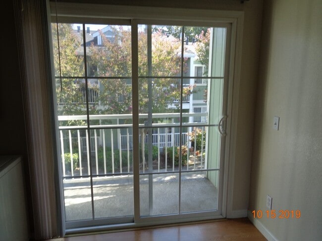 Building Photo - 2 Bedroom, 1 Bath Apartment in Gated Community Available Now!