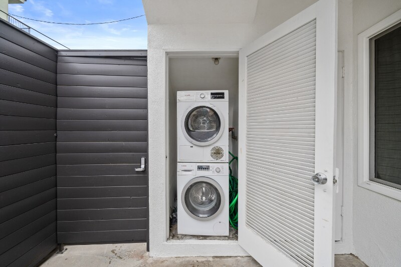 Building Photo - 21 S Venice Blvd