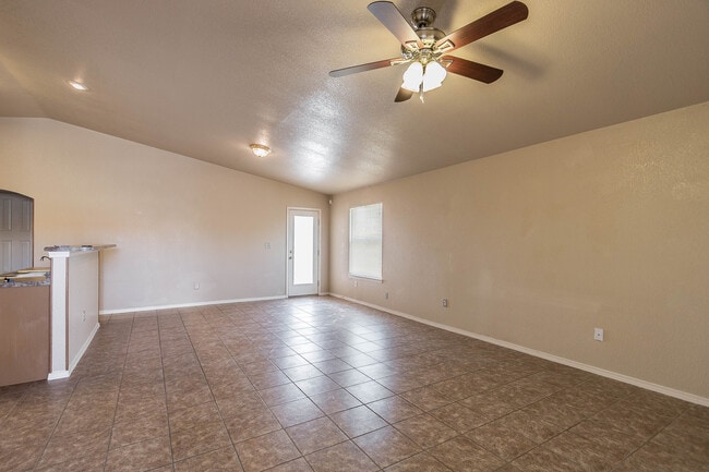 Building Photo - 3 bedroom 2 bath home in Northeast El Paso (nearby Fort Bliss)