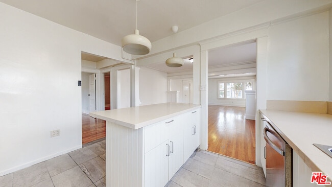 Building Photo - 1436 S Norton Ave