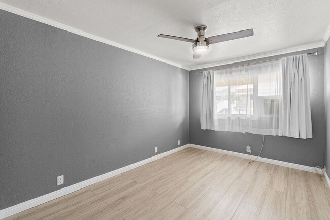 Building Photo - Ihona Townhome 1BR, 1BA, 1PKG, AC, W/D