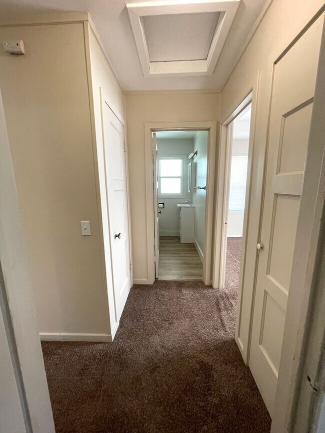 Building Photo - Spacious 2+ Bedroom Duplex Unit in Richlan...