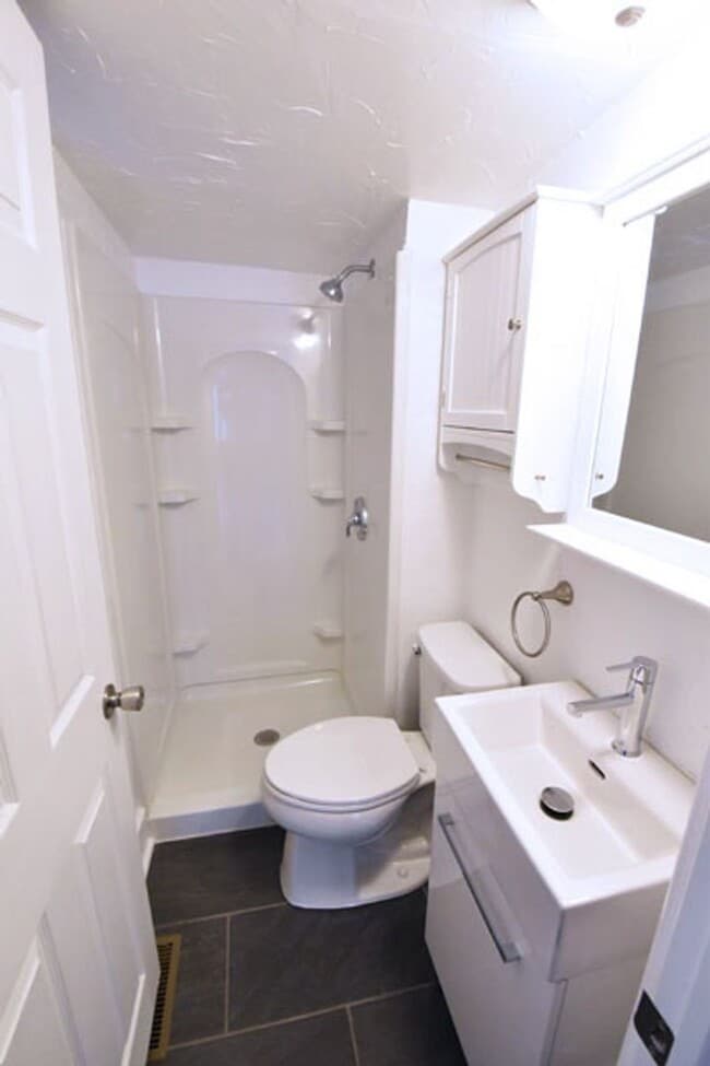 Building Photo - 2355 N High St