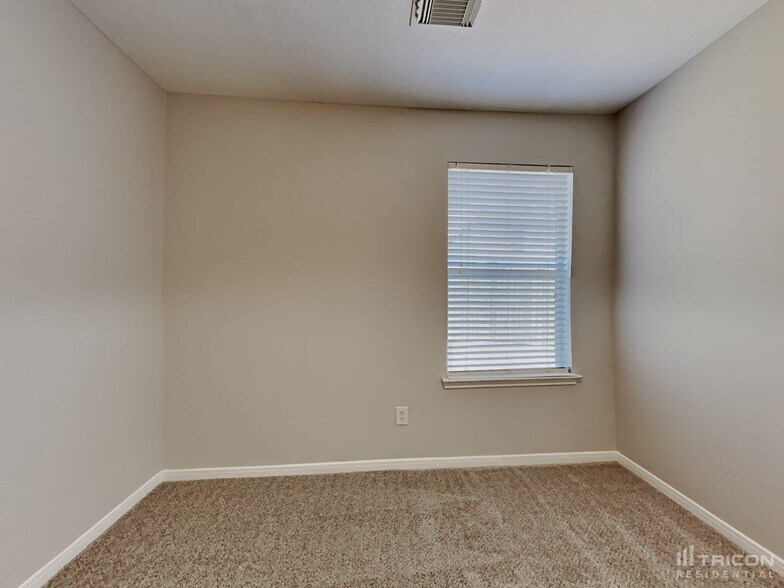 Building Photo - 18515 Knob Hill Lake Ln