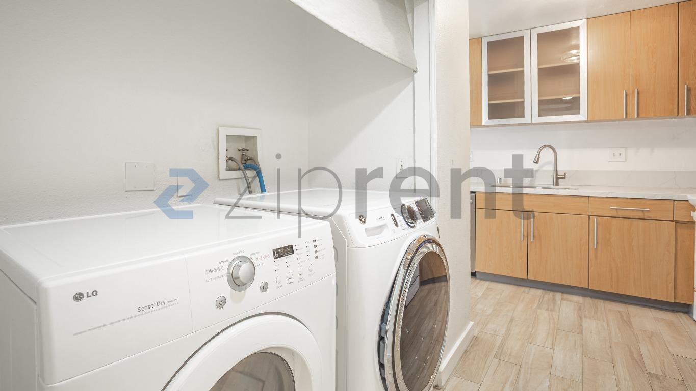 Building Photo - Unit 4