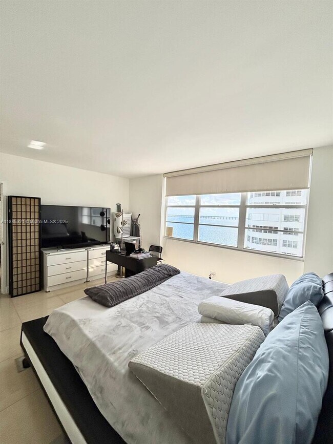 Building Photo - 801 Brickell Bay Dr