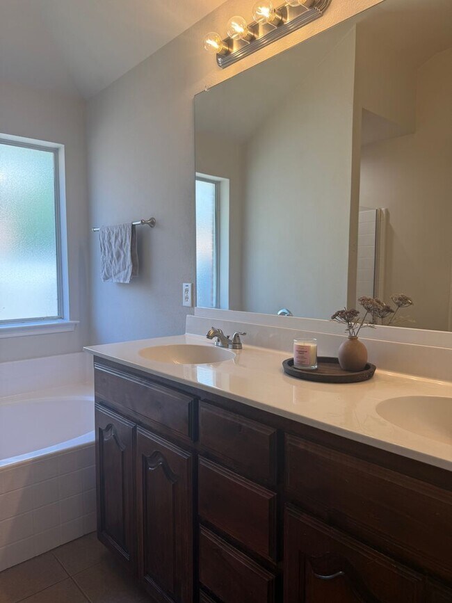 Building Photo - Adorable 4/2/2 located minutes from Weathe...