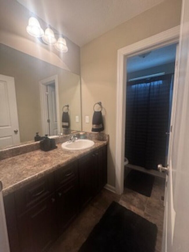 Building Photo - Available Now! Beautiful 3-Bedroom Home in Canterbury Farms