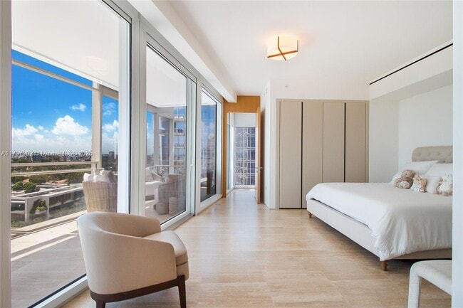 Primary Photo - 9001 Collins Ave