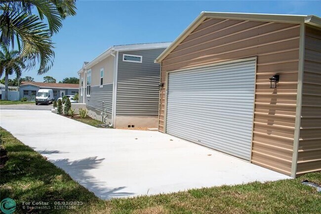 Building Photo - 1757 12th Ct N
