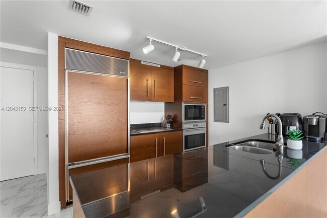 Building Photo - 465 Brickell Ave