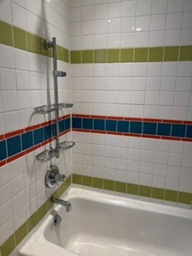 Building Photo - Charming 3 Bedroom, 2 Bathroom Home for Rent in Garberville  Non furnished Price $2,000. Furnishe...