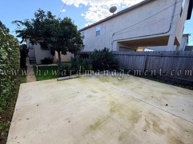 Building Photo - Cozy Single Family Home, Private Yard, Parking in Coveted West Side