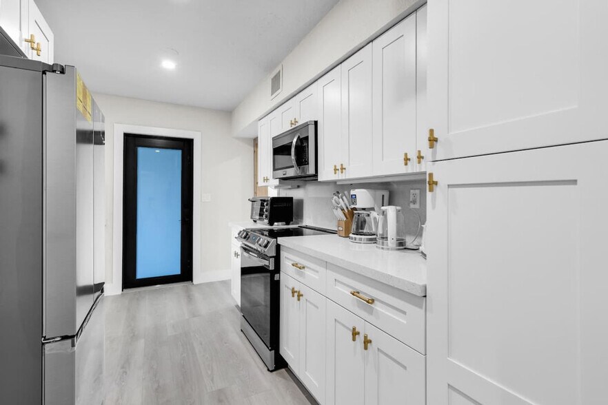 Building Photo - 6450 Perry St