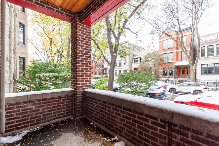 Building Photo - 1019 W Oakdale Ave