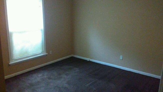 Building Photo - Nice 3BR/1.5BA Brick Ranch Convenient to W...