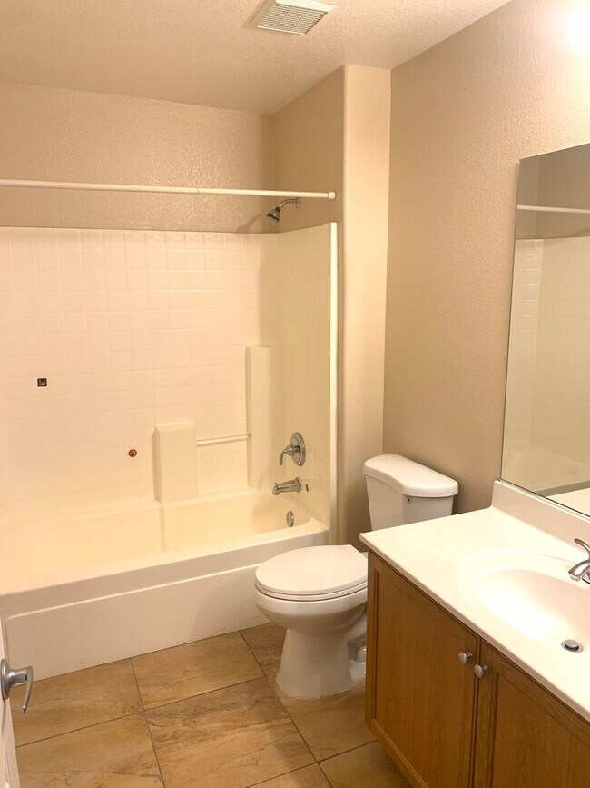 Building Photo - Beautiful Home - Guard Gated Golf Course C...
