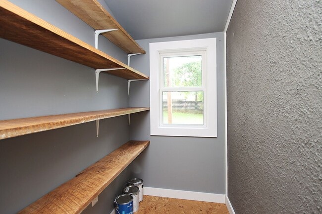 Building Photo - Charming Pet-Friendly Belmont Home