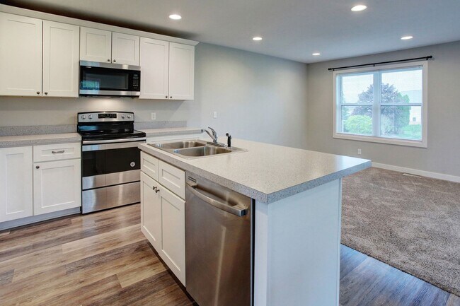 Building Photo - Spacious 2 Bed/2 Bath Condo in Prime Location