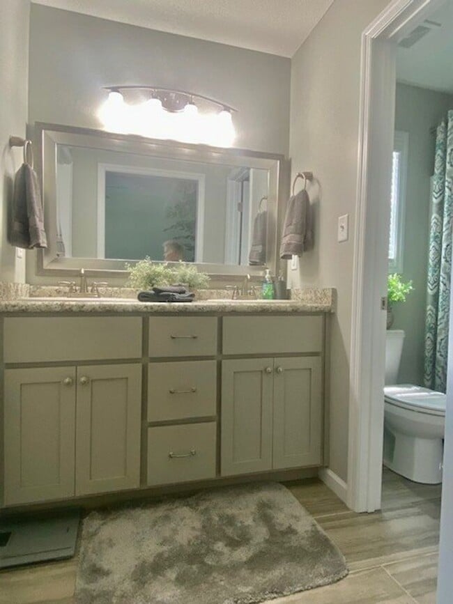 Building Photo - Spacious & Inviting 3-Bedroom Home with Fe...