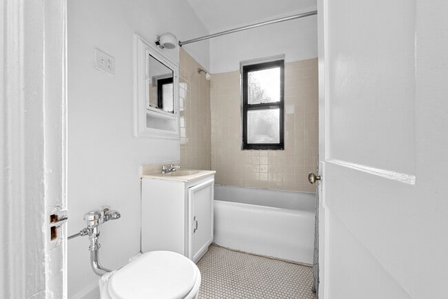 Building Photo - 4614 N Paulina St