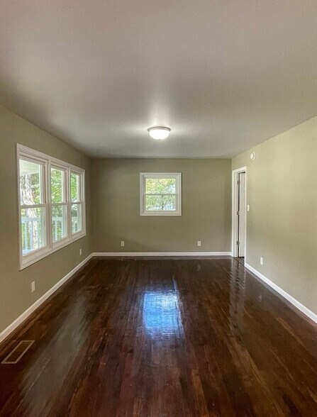 Living room - 612 Cove Rd