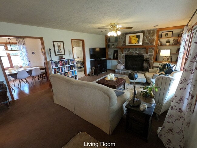 Building Photo - 201 Deerchase Dr