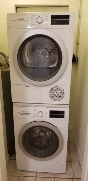 Building Photo - 802 Raymond St