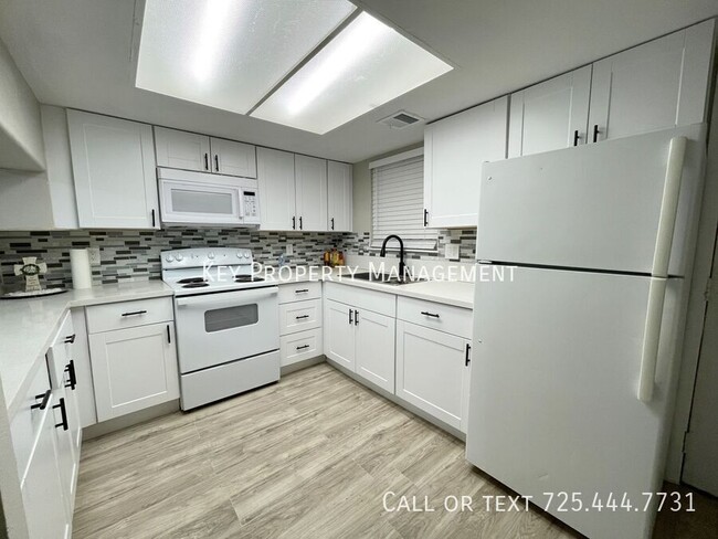 Building Photo - MODERN 2 BED, 1.5 BATH TOWNHOME LOCATED IN...