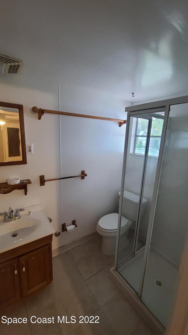 Building Photo - 123 East Ct