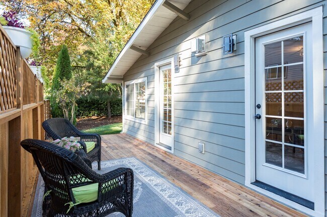 Building Photo - Gorgeous Lake Oswego Remodeled Cottage