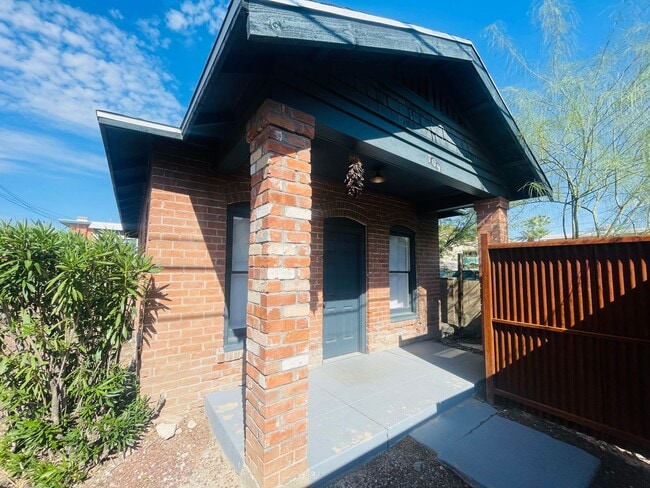 Building Photo - COMING SOON! 1 Bed / 1 Bath Cottage in U o...