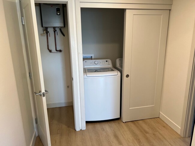 Building Photo - Three Bedroom One Bathroom