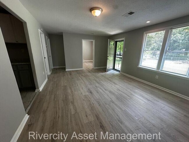 Building Photo - Your Perfect Home: Renovated 3 Bed, 2 Bath! Section 8 Friendly!! Westwood Area!!