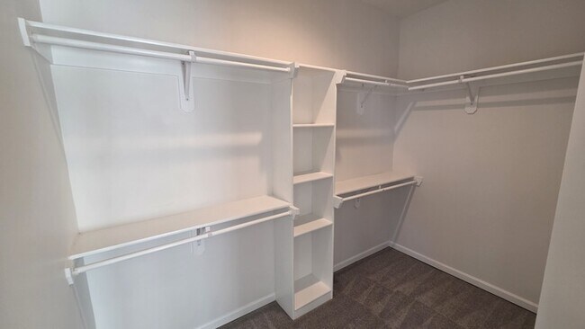 Building Photo - 4 bed 3 bath 2 car garage all maintenance provided townhome