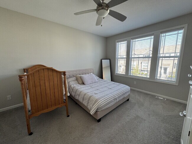 Building Photo - 8056 Central Park Way