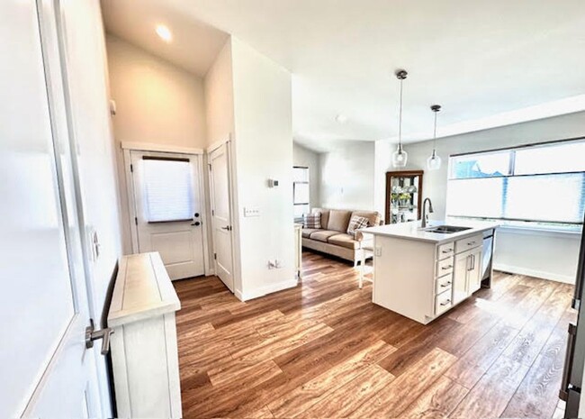 Building Photo - New ADU Available in Quiet Neighborhood