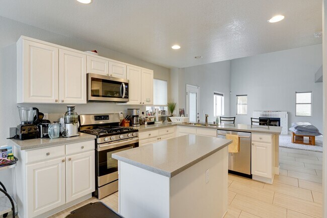 Building Photo - Cozy 3-Bed Home with Pool & Fireplace in P...