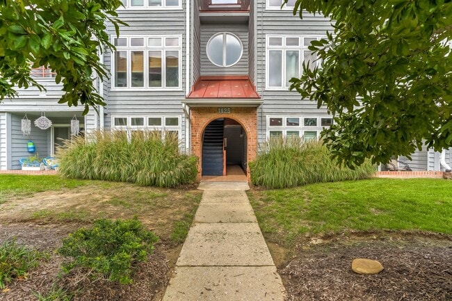 Building Photo - Coming soon! Ground level condo in Lake Heron