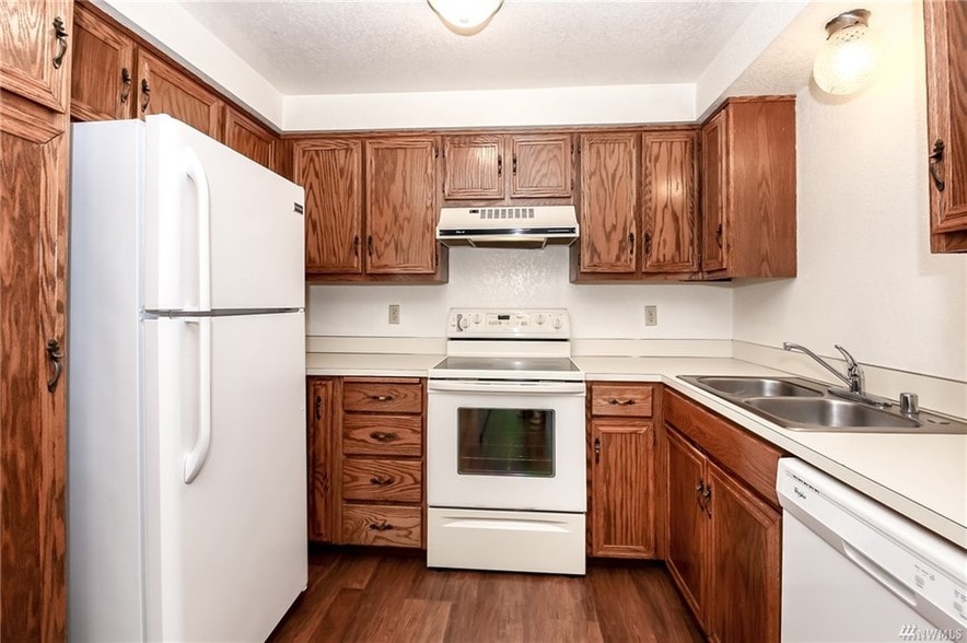 Kitchen - 12623 Reservoir Rd E