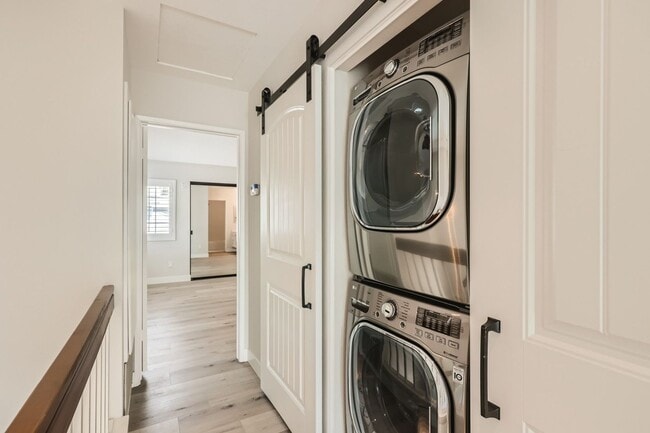 Building Photo - Beautifully Remodeled Townhome in the Cambria Community – Del Mar Heights