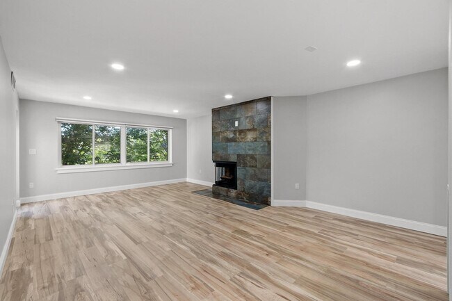 Building Photo - 487 Place Ln