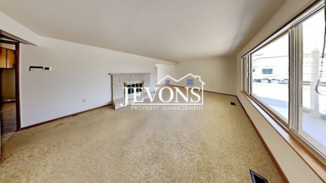 Building Photo - Spacious single-family home with a large f...