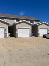 Building Photo - 3 bedroom 3.5 Bathroom Townhouse FOR RENT!!