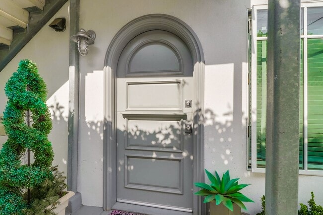 Building Photo - Furnished 2 Bedroom, 1 Bath