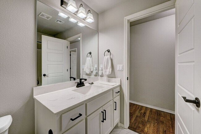 Building Photo - Beautiful Fully Furnished Home in Broken Arrow!