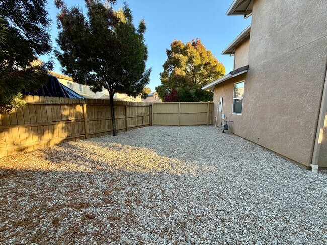 Building Photo - Beautiful 3 Bedroom 2.5 Bathroom Single Fa...